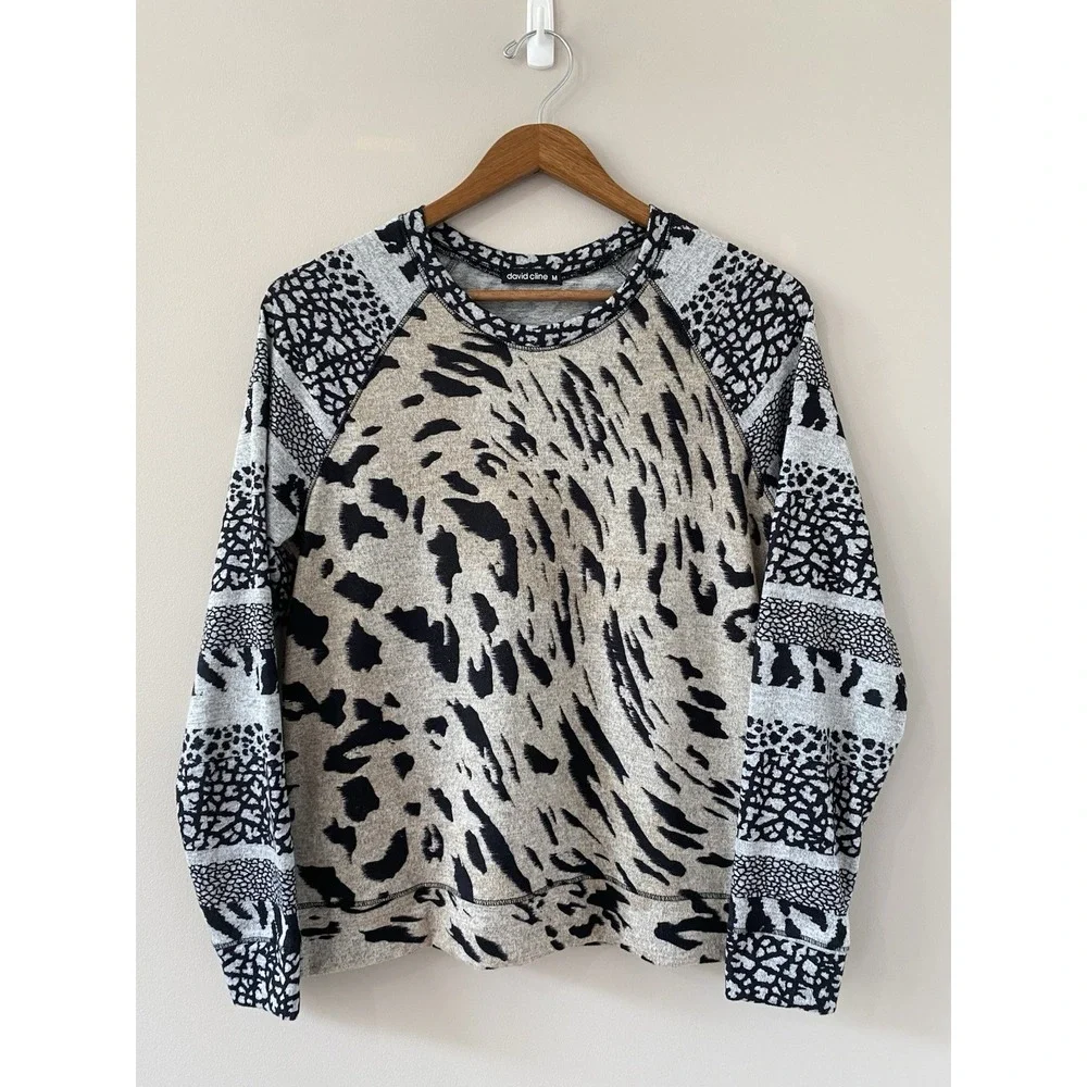 David Cline Animal Print Knit Top‎ Size M Gray Muted Artsy Lightweight Sweater